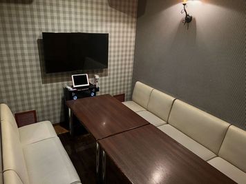 《9～10名用》【会議・打ち合わせに最適👩‍💻】電源/Wi-Fi完備/ソフトドリンク飲み放題付き☕️の完全個室！ - カラオケビッグエコー レインボー店 