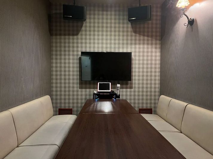 《9～10名用》会議・打ち合わせ用ワークルーム【サイズL】 - カラオケビッグエコー レインボー店 