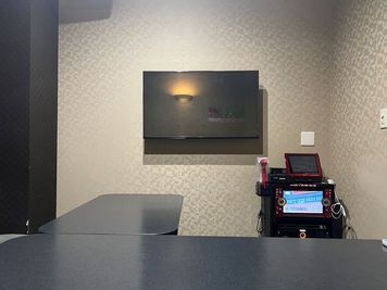 カラオケビッグエコー レインボー店  《5～8名用》会議・打ち合わせ用ルーム【サイズM】の室内の写真