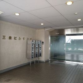 三豊ビルエントランスです。 - 三豊ビル 30名までの会議スペース401の入口の写真