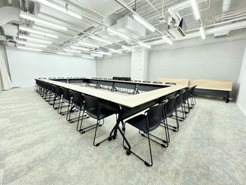 ロの字形式のレイアウトをご希望の場合はロの字レイアウト変更費用が発生致します。 - 名古屋会議室 広小路本町ビルディング ホール&カンファレンス ＼早割室料10%オフ／RoomA【当日予約OK】の室内の写真