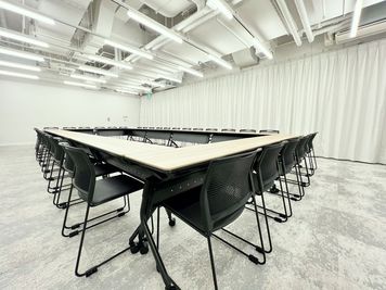 ロの字形式のレイアウトをご希望の場合はロの字レイアウト変更費用が発生致します。 - 名古屋会議室 広小路本町ビルディング ホール&カンファレンス ＼早割室料10%オフ／RoomA【当日予約OK】の室内の写真
