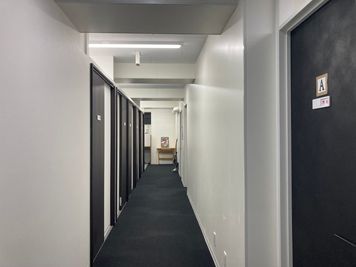 廊下を進んで右手一番奥がオフィスDです。 - YAMATO BASE　奈良 【～12名】オフィスD（会議、商談、面接、各種教室等）の室内の写真