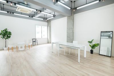 動物可🐶白壁×コンクリート造り×天高3.65ｍの自然光が入る居心地◎のオシャレな空間！KITAYAPARK徒歩１分♪ - レンタルスペース　GalleryJinnan　ギャラリージンナン