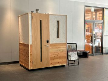 広島県産スギ材＆かき殻主原料壁材を利用した広島県産自然派ブースです。 - 【2ndBase_白島】 完全個室ブース（定員１名）の外観の写真