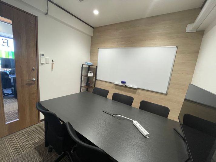 【高田馬場駅徒歩1分】6名会議室(RoomE)モニター有 - いいオフィス高田馬場(旧いい会議室高田馬場)