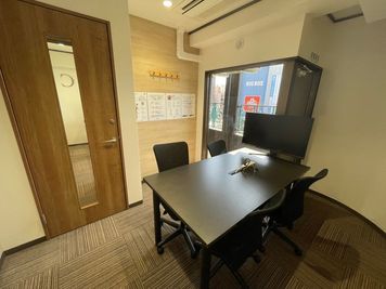 いいオフィス高田馬場(旧いい会議室高田馬場) 【高田馬場駅徒歩1分】4名会議室（RoomC）モニター有の室内の写真
