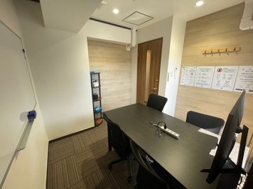 いいオフィス高田馬場(旧いい会議室高田馬場) 【高田馬場駅徒歩1分】4名会議室（RoomC）モニター有の室内の写真