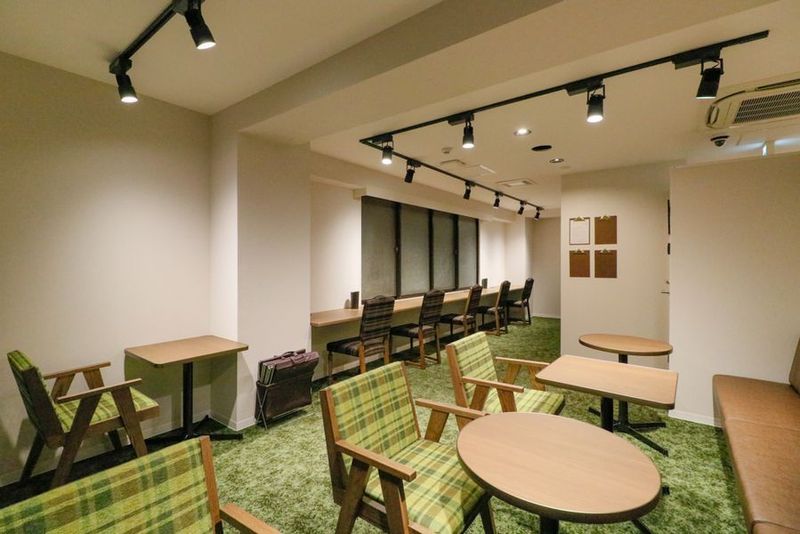 THE HUB 神田西口 コワーキングスペース【会話可能エリア】の室内の写真