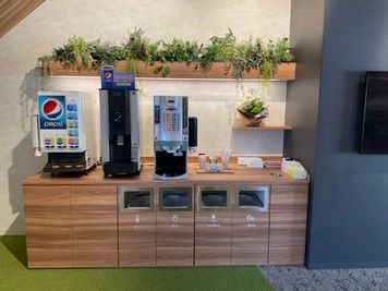 ドリンクスペース（飲み放題） - U Work Shiratama (コワーキングスペース） U Work Shiratamaの室内の写真