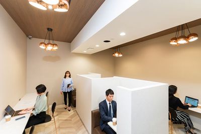 駅チカ!【会話可能エリア】ソロワークに必要なファシリティを全て完備したワークプレイスです。 - THE HUB 品川