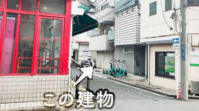 横浜駅を背に、まいばすけっと平沼高校前店を左折すると、あと少しです！
小道を入っていきます。
電動キックボード LUUPポートの隣の建物です。 - タネマキ201 レンタルスペースの外観の写真