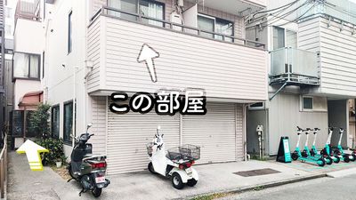 スペース側から撮影。
電動キックボード LUUPポートが隣の建物にあります。
レンタルスペースへの入口は、左側にございます。 - タネマキ201 レンタルスペースの外観の写真