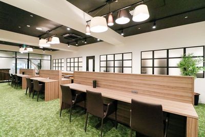 駅チカ！【会話可能エリア】ソロワークに必要なファシリティを全て完備したワークプレイスです。 - THE HUB 青山 WEST