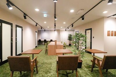 駅チカ！【会話可能エリア】ソロワークに必要なファシリティを全て完備したワークプレイスです。 - THE HUB 溝の口