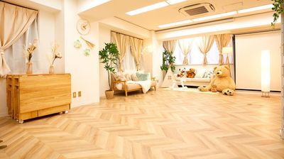 テーブルを畳むと広々！ヨガなどにも最適！ - Moff room《秋葉原店》 🧸Moff room🧸1〜15名様用ママ会向けスペースの室内の写真