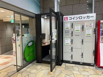 まつちかタウン自動扉の前です！！ - テレワークブースまつちかタウン まつちカッパＢＯＯＴＨの外観の写真