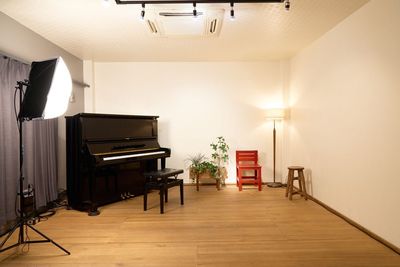 ピアノ演奏している動画撮影や写真撮影にも（照明器具のレンタルあり）最適です。 - エノトン赤坂スタジオ atelier de ENOTNの室内の写真