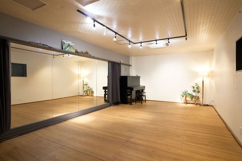 約40㎡の広さ、4m×2mの鏡あります。 - エノトン赤坂スタジオ atelier de ENOTNの室内の写真