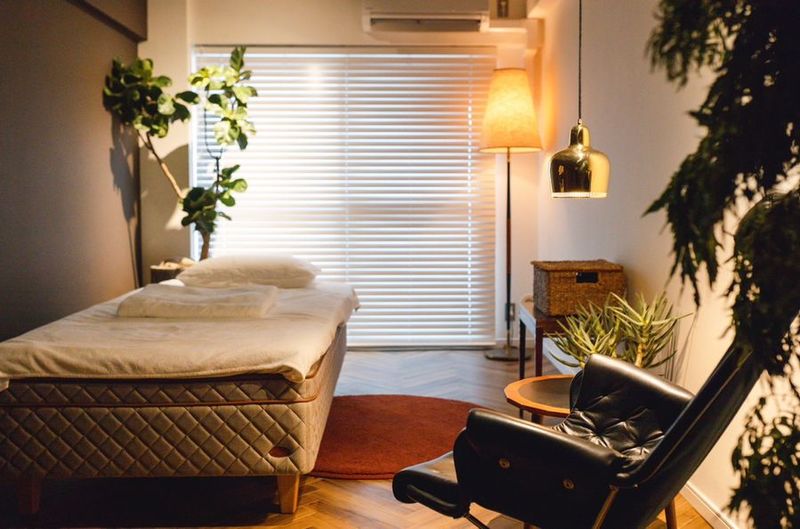 北欧家具と観葉植物を揃えた完全個室で落ち着いた空間。 - 骨美整salon
