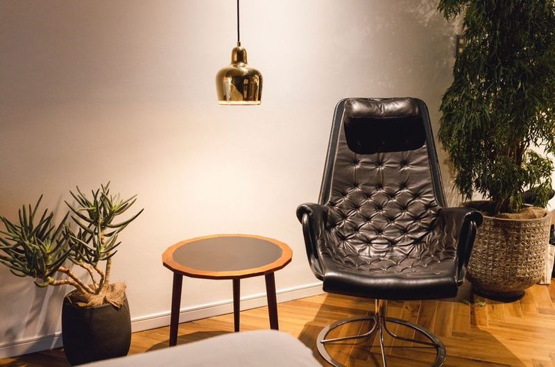 北欧家具と観葉植物を揃えた完全個室で落ち着いた空間。 - 骨美整salon