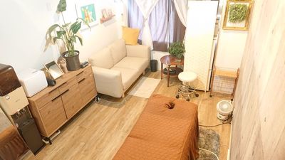ソファも置いてありリラックスすることができます。 - minoriba_代々木二丁目店 レンタルサロンの室内の写真