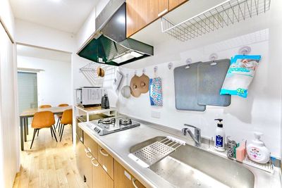 二口ガスコンロにかなりキッチン用具や調味料が充実しています - rental lounge浦和 浦和新築マルチスペースの室内の写真