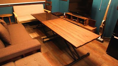 昇降式テーブルは2台ございます。
ソファーの下に収納してありますので、必要に応じてご利用ください。 - レンタルスペース「arium」 秋葉原駅徒歩7分、広々キッチン！【レンタルスペース arium】の室内の写真