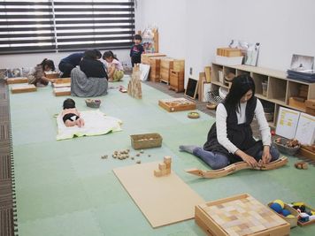 積み木遊びはオプションです。ママ会・ランチ会・オフ会・面接会場などに - レンタルスペース『 ふくろうの部屋 』 JR石川町すぐ！女性とお子様にも安心＆女性スタッフ駐在♪託児可の室内の写真