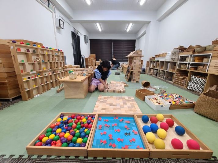 ふだんは大人もお子様も遊べる積み木の教室ですが、ご予約がない日はレンタルスペースとして利用OK - レンタルスペース『 ふくろうの部屋 』 JR石川町すぐ！女性とお子様にも安心＆女性スタッフ駐在♪託児可の室内の写真