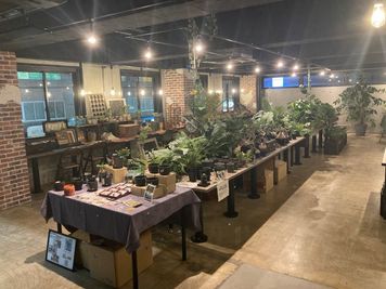 植物の展示販売会を開催しました！！
※旧レイアウトの写真です。
現在はわかくさやまルームと２部屋に仕切られています。 - YAMATO BASE　奈良 【～36人】広いイベントスペースで個展やワークショップに最適！の室内の写真