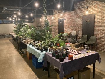 植物の展示販売会を開催しました！！ - YAMATO BASE　奈良 【～36人】広いイベントスペースで個展やワークショップに最適！の室内の写真