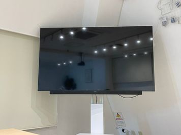 65インチの大型テレビ・ディスプレイ！地上波も視聴可能📺
HDMI端子でDVDプレーヤーやゲーム機の接続も可能です。 - chill inn 新大久保【新大久保駅3分】2023年オープン chill inn新大久保【新大久保駅3分】2023年オープンの設備の写真