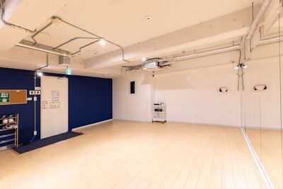 20人まで収容可能な広々としたスペースです！ - アメ村レンタルスタジオBeyond 【心斎橋駅徒歩５分】アメ村レンタルスタジオBeyondの室内の写真