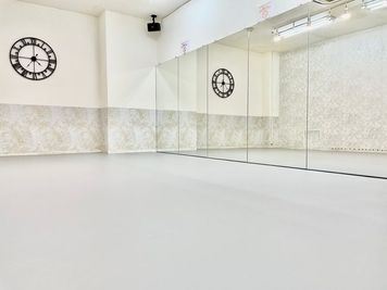 大型鏡（450cm×180cm）設置 - UraraDance横浜【関内店】 ホワイトスタジオの室内の写真