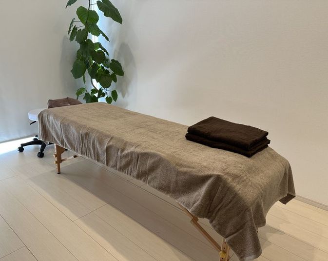 施術ベッド - 整体、エステ、ネイル等に✨１時間～使用可能✨清潔感のある内装✨ レンタルサロンの室内の写真