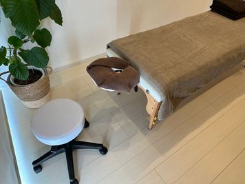 施術用チェア - 整体、エステ、ネイル等に✨１時間～使用可能✨清潔感のある内装✨ レンタルサロンの設備の写真