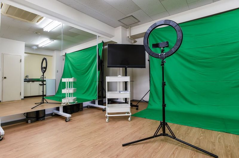 フィットネス用鏡、グリーンバック、動画撮影カメラ・モニターがございます。 - photo dance space kanda 【1時間1,000円キャンペーン中】レンタルP＆Dスタジオの室内の写真