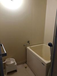 足湯や座浴（よもぎ蒸し）などを使うエステにもご利用いただけます。浄化された水＝素粒水シャワーがついています - ハナリンオフィスレンタルルーム（大花ハイツ208）の室内の写真