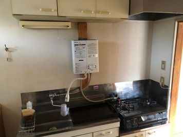 キッチン（浄化されたお水＝素粒水とお湯が使えます）湯沸かし器、ガス2個口 - ハナリンオフィスレンタルルーム（大花ハイツ208）の室内の写真