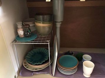 シンク下にお皿などもあります。箸やスプーンなどもあります。飲食・持ち込みOKです。（ゴミはお持ち帰りください） - ハナリンオフィスレンタルルーム（大花ハイツ208）の室内の写真