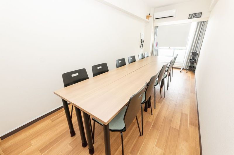 12人掛けのテーブルです - 貸会議室Aivic高田馬場の室内の写真