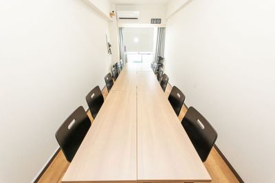会議、打ち合わせ、交流会、ボードゲームなど幅広い用途に対応可能です - 貸会議室Aivic高田馬場の室内の写真