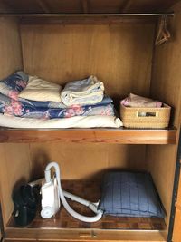 押入れの中に、折りたたみテーブル、冷暖房器具、座布団・掃除機があります。使い終わった後は掃除をしていただけると助かります。 - ハナリンオフィスレンタルルーム（大花ハイツ208）の室内の写真