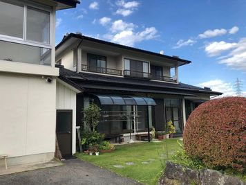 鍵の置いてある母家になります。芝生のある広い庭の黒い瓦の二階建ての家が目印です。
オーナーの常駐するハナリンオフィス社屋はこの母家の裏手になります。 - ハナリンオフィスレンタルルーム（大花ハイツ208）のその他の写真