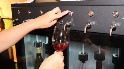 室内のワインサーバーから、上質な日本のビンテージワインをお飲みいただけます（有料オプション）。サーバーのワインは定期的に変わります。 - ワインバー・クリマ ワインサーバーがあるレンタルスペースの設備の写真