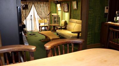 部屋の置くにもテーブルとソファが2セットあり、それぞれ2人ずつ、4人が座れます。 - ワインバー・クリマ ワインサーバーがあるレンタルスペースの室内の写真