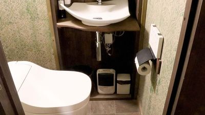 部屋の手前にトイレがあります。トイレは毎回清掃し、清潔を保ちます。ウォシュレット付き。洗面台の上に鏡があり、お化粧直しもできます。 - ワインバー・クリマ ワインサーバーがあるレンタルスペースの設備の写真