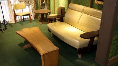 2人掛けのソファーと、横124cm × 奥40cm × 高36cmのテーブル。親密な距離感でのおしゃべりが楽しめます。 - ワインバー・クリマ ワインサーバーがあるレンタルスペースの室内の写真