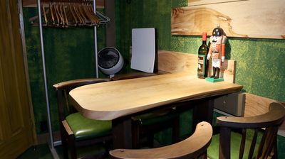 4人が座れるテーブル。横95cm × 奥55cm × 高93.5。相手と正面を向き合いながら、ゆっくりとお喋りができます。 - ワインバー・クリマ ワインサーバーがあるレンタルスペースの室内の写真